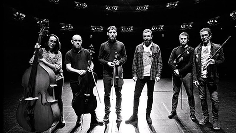Eñaut Elorrieta & Kaabestri String Ensemble zuzenean, gaur iluntzean Coliseoan