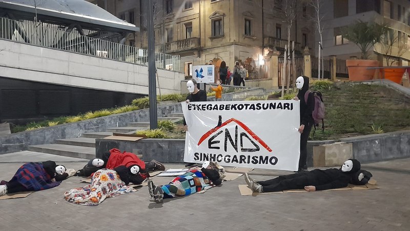 END plataformak etxerik gabeko pertsonen egoera ikusarazteko performancea egin du kalean