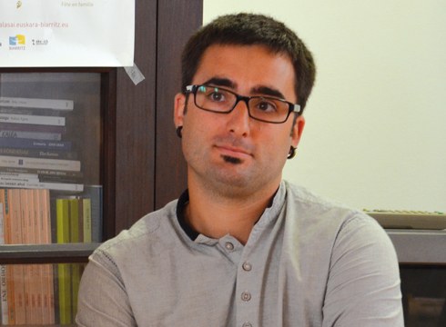 Eneko Gorri  (Biarritzeko euskara teknikaria): “Euskararen alde lan egiteko haizeak alde ditugu”