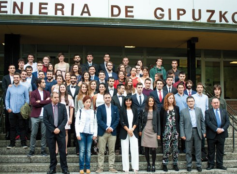 Energia Berriztagarrien Ingeniaritza Graduko 3. promozioko tituludunei diplomak eman zaizkie