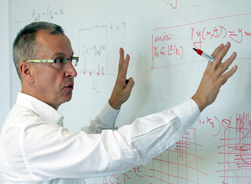 Enrike Zuazua: "Infinituaren mapa berriak sortu behar ditugu orain"