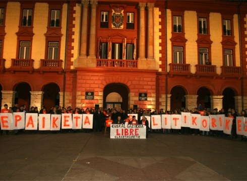Epaiketara agertu ez diren hiru gazteak atxilotzeko agindu du epaileak
