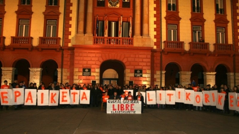 Epaiketara agertu ez diren hiru gazteak atxilotzeko agindu du epaileak