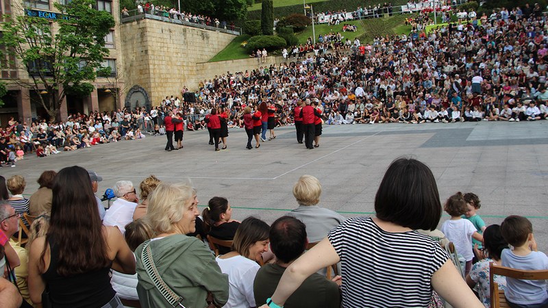 Era guztietako dantzekin ospatu da Dantzaren Nazioarteko Eguna Eibarren
