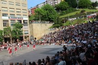 Era guztietako dantzekin ospatu da Dantzaren Nazioarteko Eguna Eibarren