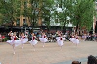 Era guztietako dantzekin ospatu da Dantzaren Nazioarteko Eguna Eibarren