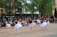 Era guztietako dantzekin ospatu da Dantzaren Nazioarteko Eguna Eibarren