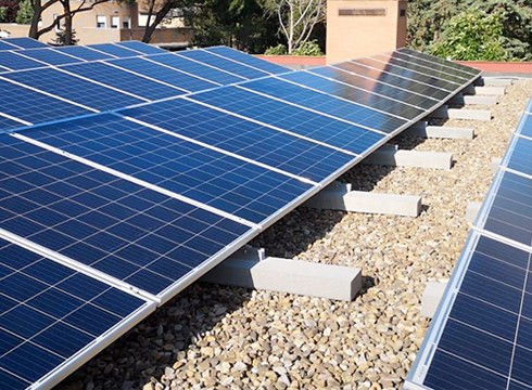 Eraikinen teilatuetan eta fatxadetan plaka fotovoltaikoak jartzeko irizpideak ezarri ditu Udalak