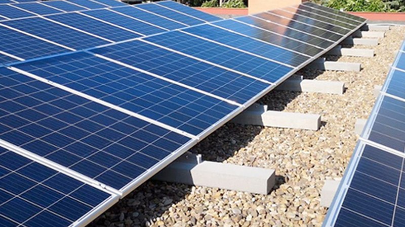 Eraikinen teilatuetan eta fatxadetan plaka fotovoltaikoak jartzeko irizpideak ezarri ditu Udalak