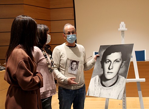 Erakundeen aitortza jaso du gaur Roberto Perez Jauregik, polizia batek tiroz hil zuela 51 urte bete direnean