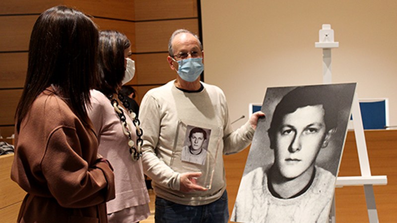 Erakundeen aitortza jaso du gaur Roberto Perez Jauregik, polizia batek tiroz hil zuela 51 urte bete direnean