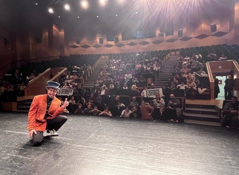 Eriz magoak liluratuta utzi zituen Coliseora hurbildu ziren familiak