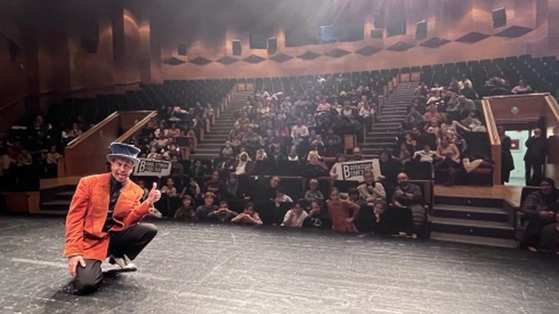 Eriz magoak liluratuta utzi zituen Coliseora hurbildu ziren familiak