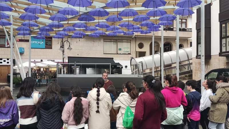 Ermuko plazan izan dira gaur Debabarreneko Mankomunitateko teknikariak, ikasleei edukiontzi grisak nola erabili behar diren azaltzen