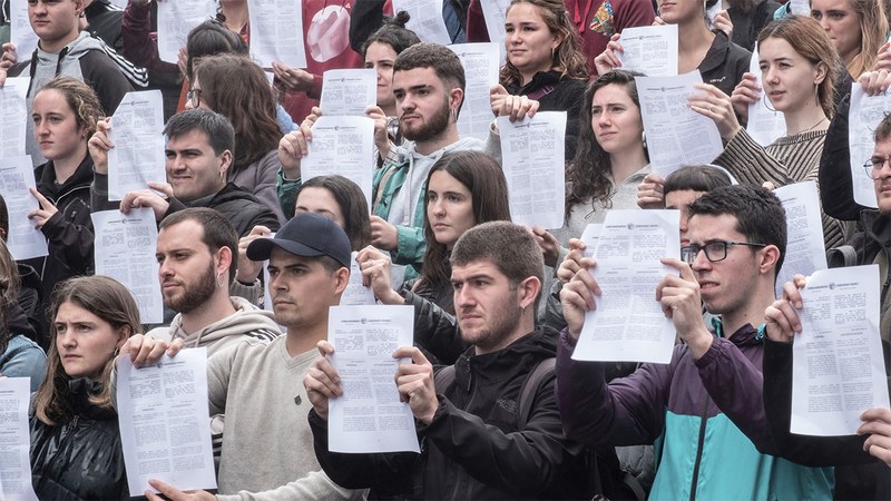 Ernai gazte antolakundeko kideek diru-bilketa egingo dute gaur egingo den presoen aldeko elkarretaratzean