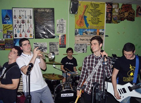 Eroa Naizen, Garrapata eta The Rockos-en kontzertua bihar gauean Txaltxa-Zelaian