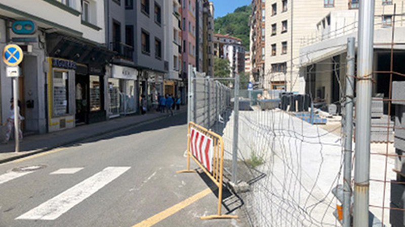 Errebal Plataformak behin-behineko espaloia zabaltzea eskatu dio Udalari