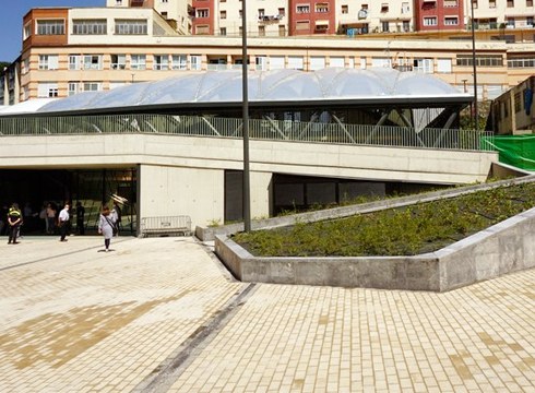 Errebal Plazako lorategiak berriz landatuko dituzte