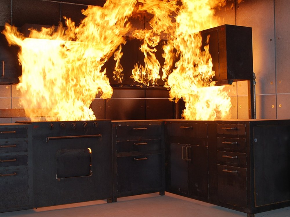 Errebaleko etxebizitza bateko sute batean kea arnasteagatik hiru pertsona artatu dituzte.