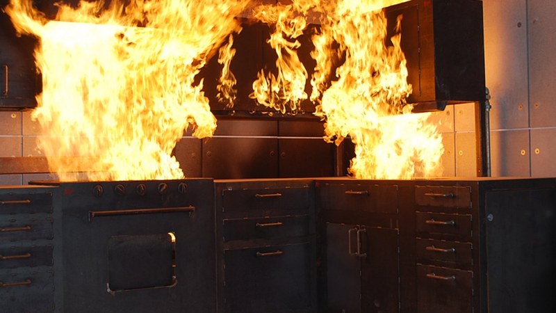 Errebaleko etxebizitza bateko sute batean kea arnasteagatik hiru pertsona artatu dituzte.