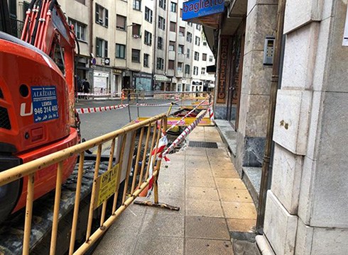 Errebalen amiantoa agertu eta lurrarekin berriz estali dutela salatu dute