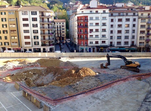 Errebalgo lanen atzerapenarekin kezkatuta daude jeltzaleak