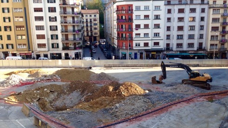 Errebalgo lanen atzerapenarekin kezkatuta daude jeltzaleak