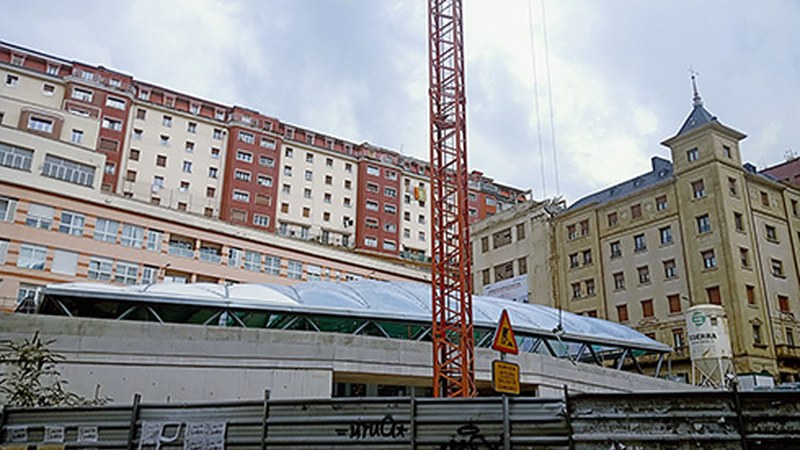 Errebalgo lanen zuzendaritzaz arduratzen diren teknikariek oposizioko alderdien akusazioei erantzun diete