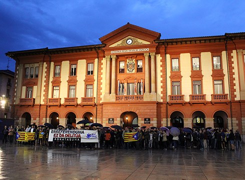 "Erreferenduma ez da delitua" esateko elkarretaratze jendetsua egin da Untzagan