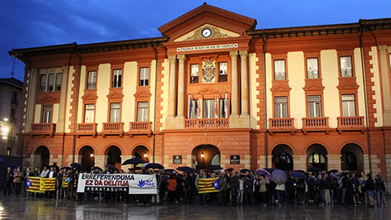 "Erreferenduma ez da delitua" esateko elkarretaratze jendetsua egin da Untzagan