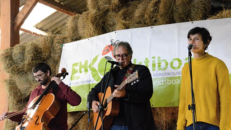 [ eta ARGAZKIAK] Erreflexiñorako egun zoragarrixa eskindu zeskuena Sosola basarrixan