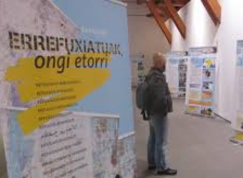 "Errefuxiatuak Ongi Etorri" erakusketa ikusgai ipini dute Biharrian espazioan