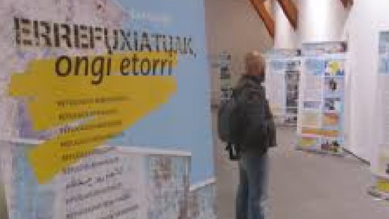 "Errefuxiatuak Ongi Etorri" erakusketa ikusgai ipini dute Biharrian espazioan
