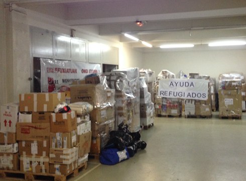 Errefuxiatuendako erropa eta oinetakoak jasotzen hasi dira Bittor Sarasketa kalean