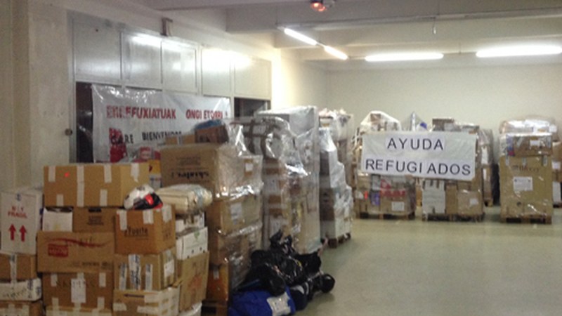 Errefuxiatuendako erropa eta oinetakoak jasotzen hasi dira Bittor Sarasketa kalean