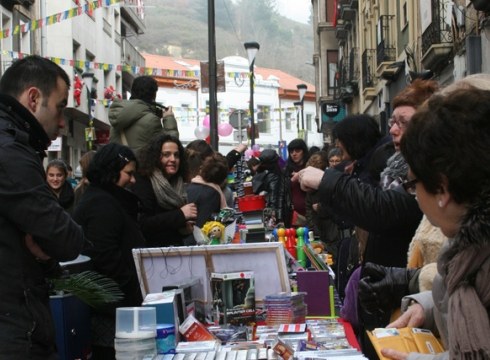 Errege bezperako azoka bereziak jendetza erakarri zuen