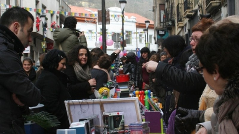 Errege bezperako azoka bereziak jendetza erakarri zuen