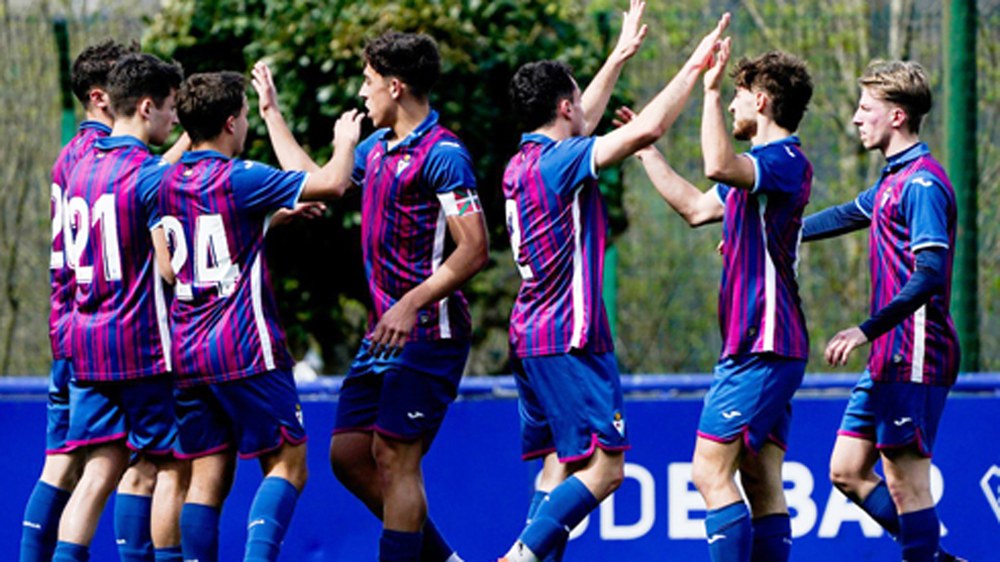 Erregionaleko Eibar Urkok ere mailaz igo du jardunaldi baten faltan