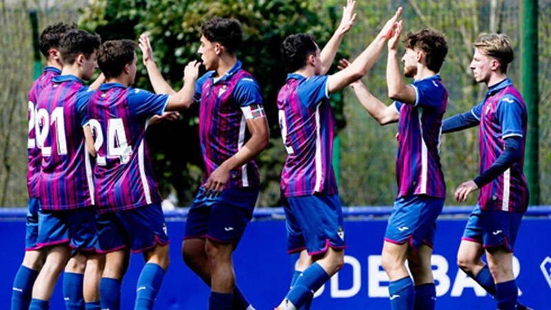 Erregionaleko Eibar Urkok ere mailaz igo du jardunaldi baten faltan