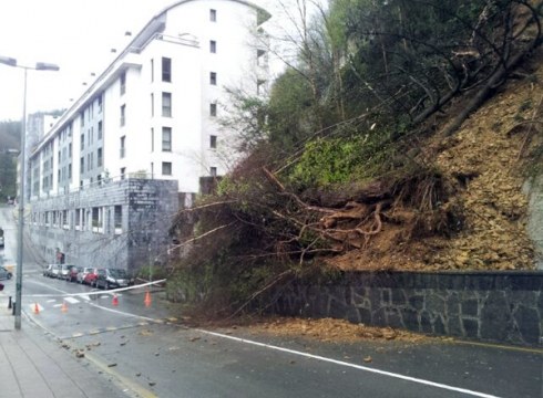 Errekatxu eta Arane bitarteko errepidea trafikoarentzat itxita dago