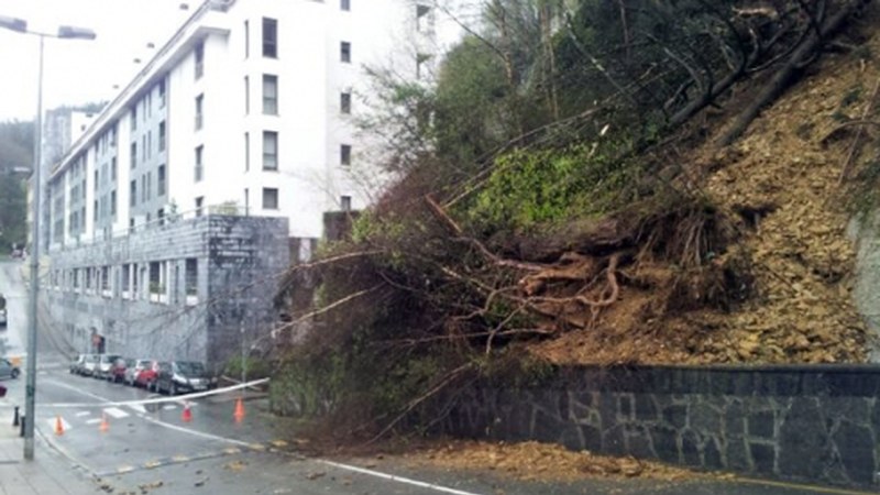 Errekatxu eta Arane bitarteko errepidea trafikoarentzat itxita dago