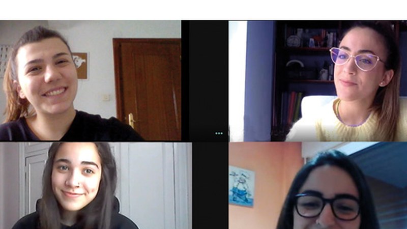 [Erreportajea] Batxilergoko ikasleak etxetik ikasteko erronkari aurre egiten