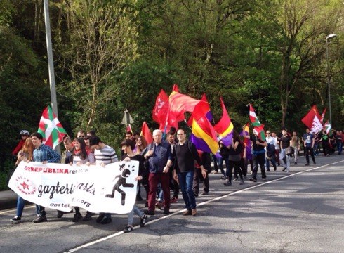 Errepublikaren aldeko martxa egin dute gaur
