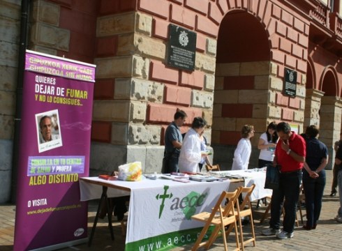 Erretzeari lagatzeko laguntza eskaintzen dihardute Untzagan