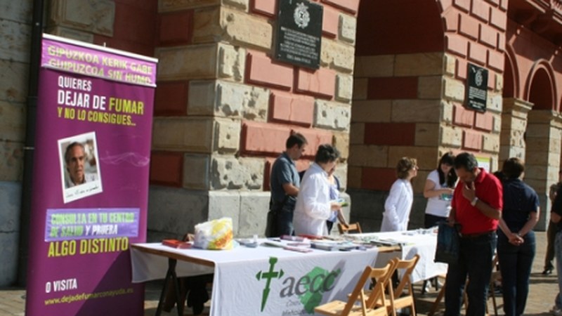 Erretzeari lagatzeko laguntza eskaintzen dihardute Untzagan