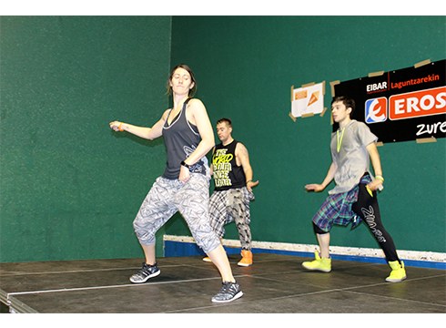 Erritmo solidarioak zapatuan Astelenan egingo den Zumba Maratoian