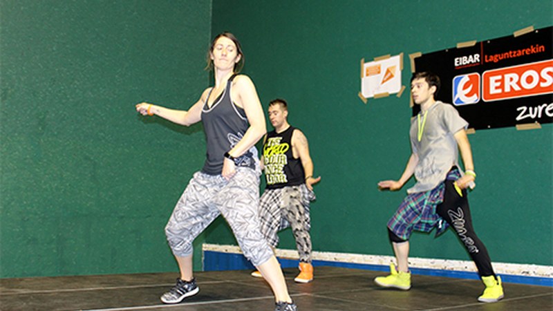Erritmo solidarioak zapatuan Astelenan egingo den Zumba Maratoian