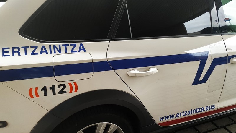 Ertzaintzak gazte bat atxilotu du hiru adingaberi arma zuriz larderiaz lapurtzea egotzita