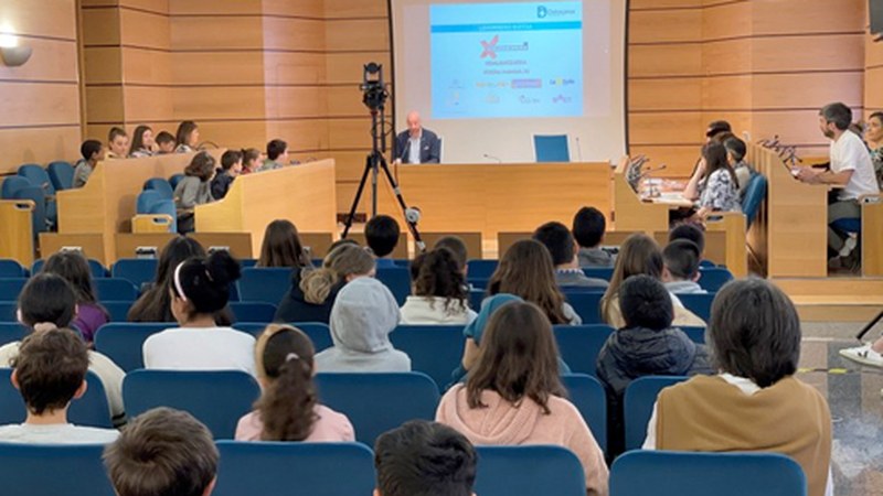 Eskola Agenda 2030eko ikasleek proposamenak aurkeztu dizkiote Osoko Bilkurari, hiri jasangarri bat eraikitze aldera