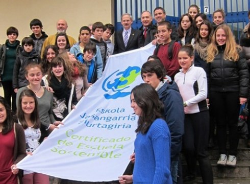 “Eskola Jasangarria" bandera jaso du Mogel Isasi BHI-k
